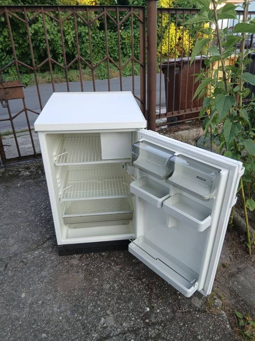 Mała lodówka z małym zamrażarnikiem firmy BOSCH w bardzo dobrym stanie