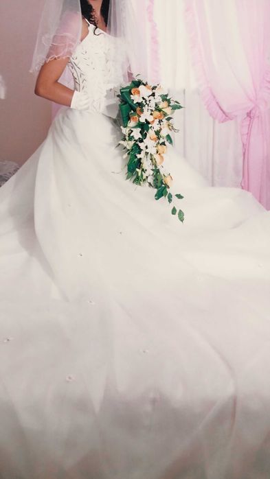 Vestido de Noiva com luvas e Véu