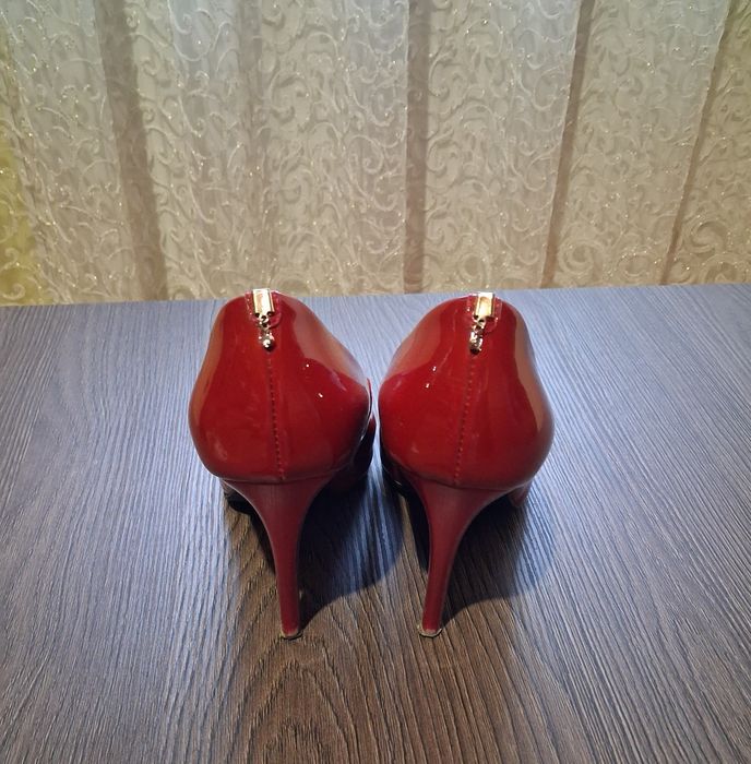 Червоні лакові туфлі.