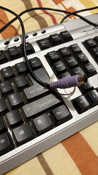 Teclado com fio PS/2 – Layout PT – Robusto e funcional