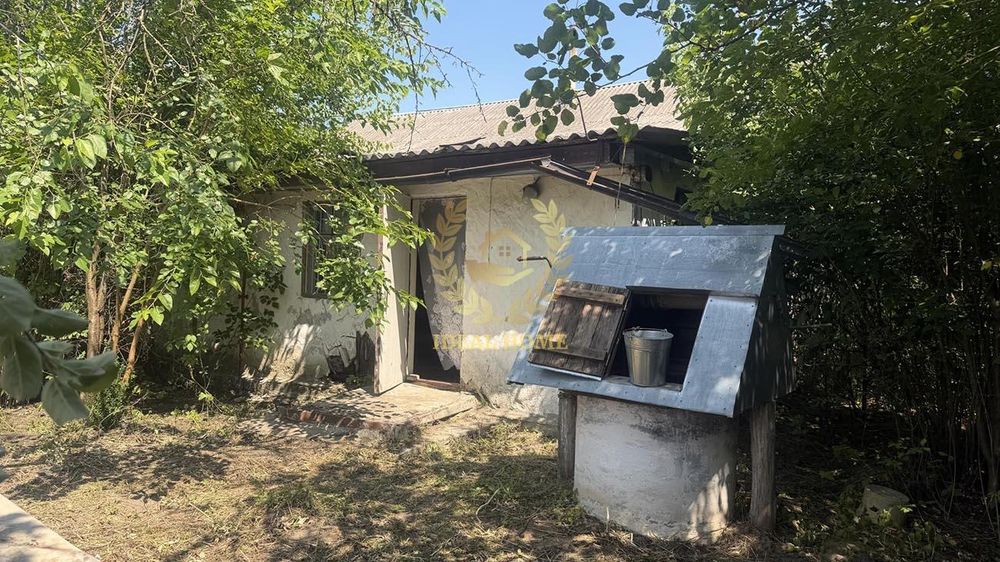 Продам будинок із земельною ділянкою в центрі селі Фасова