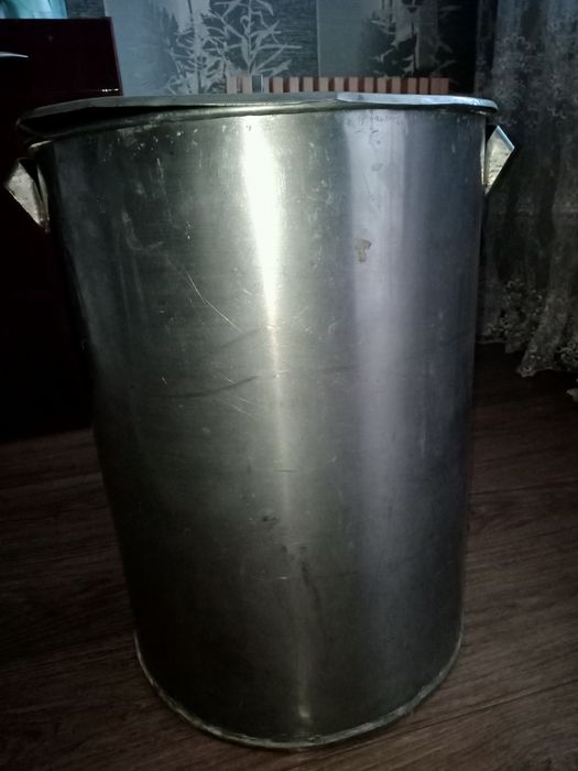 Продам,самовывоз Запорожье.Емкость из нержавеющей стали, самодельная, высота 50 см, диаметр 37 см, на 50-55 литров, целая, без течи.