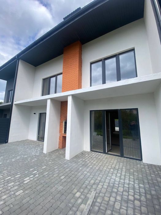 Цікавий, проект будинку на декілька входів для життя або бізнесу.