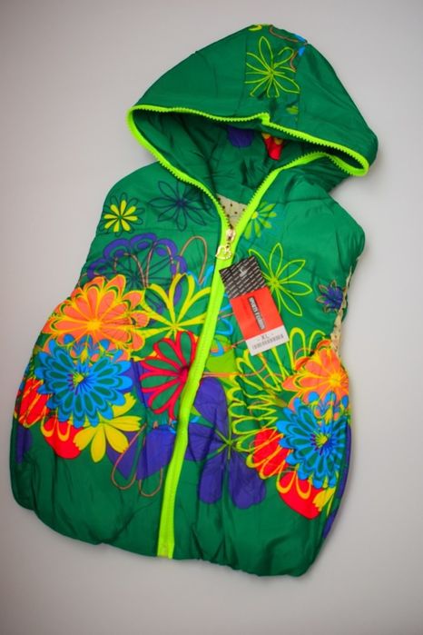 Жилетка безрукавка зелена з капюшоном 2 роки