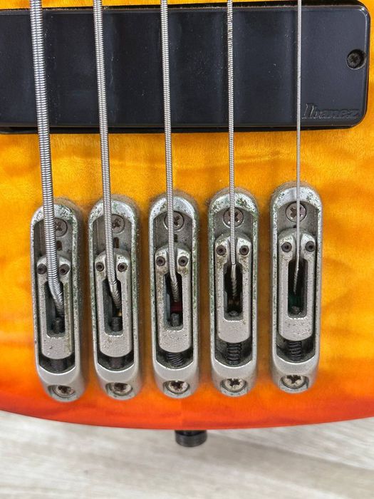 Ibanez BTB405QM 

5-струнна бас-гітара, дека — липа/