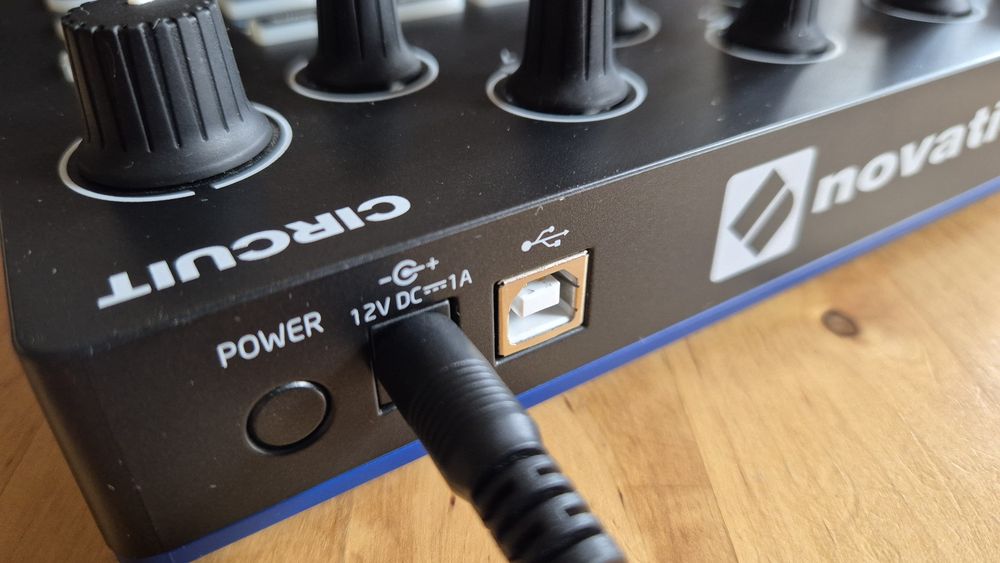NOVATION CIRCUIT groovebox, perkusja, sekwencer, sampler