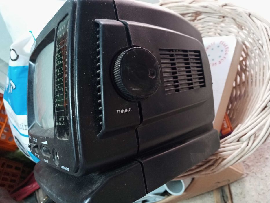 Mini televisao antiga com radio ,funciona a pilhas ou luz