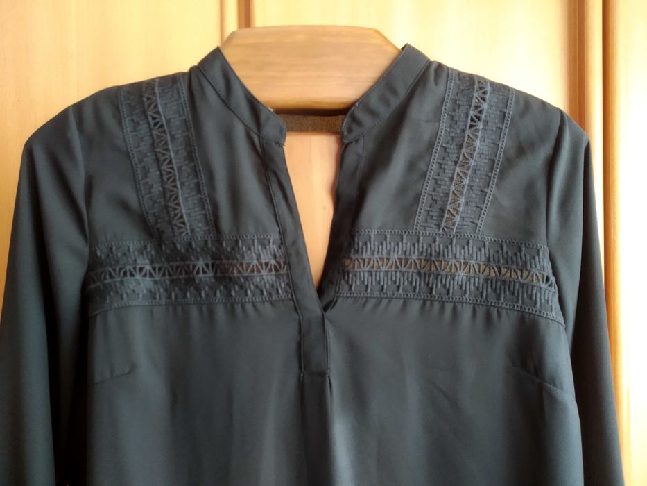 (NOVA, PORTES GRÁTIS) Blusa Preta de Mulher c/ Bordados (Tam. 44)