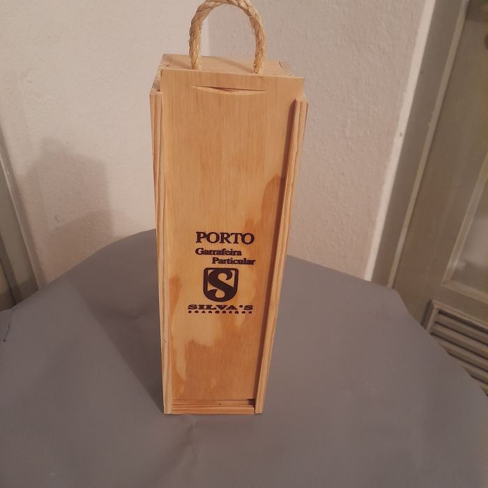 Caixas madeira garrafas arrumos