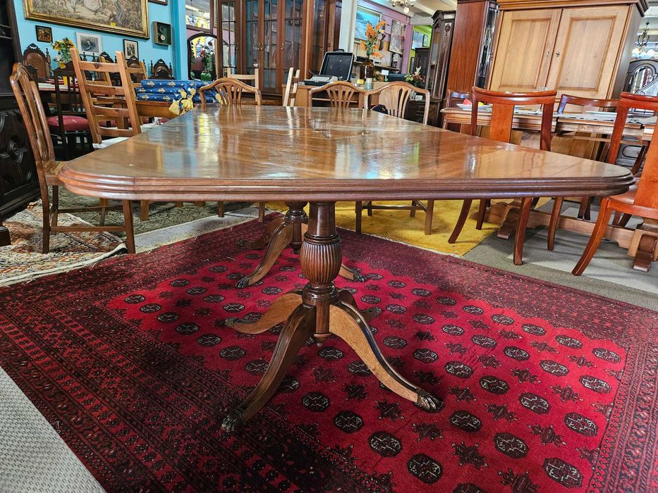 Grande mesa, clássica, para sala ou escritório - Muito bom estado geral - Só a mesa as cadeiras são à parte