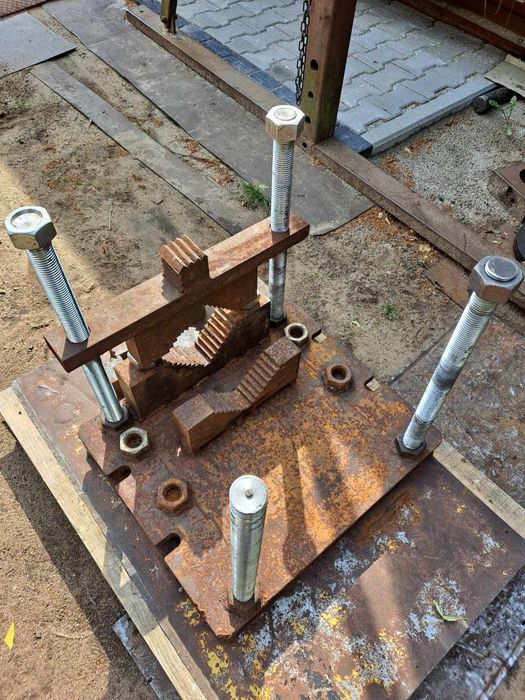Stół do rozkręcania siłowników hydraulicznych