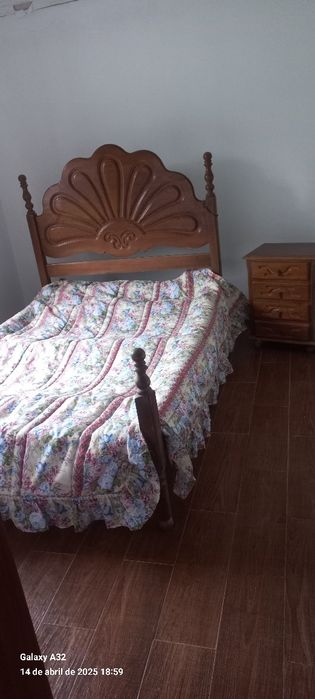 Uma Cama com Mesinha de Cabeceira e Cómoda