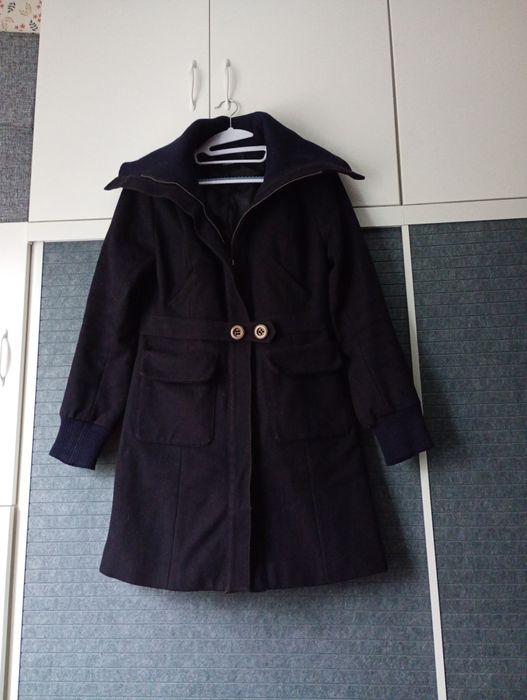 Ciepły płaszczyk zimowy z wysokim kołnierzem