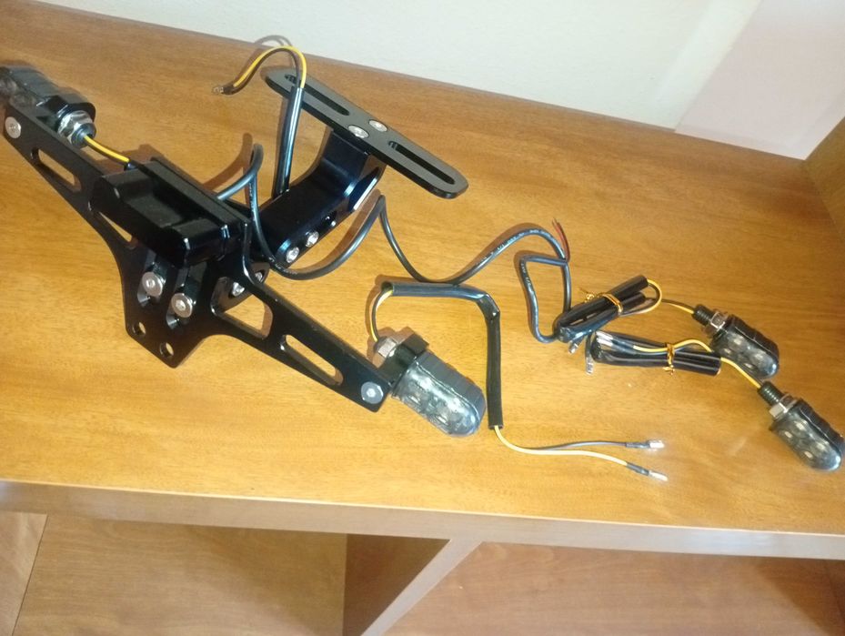 Suporte de matrícula, piscas e luz matrícula para Mota