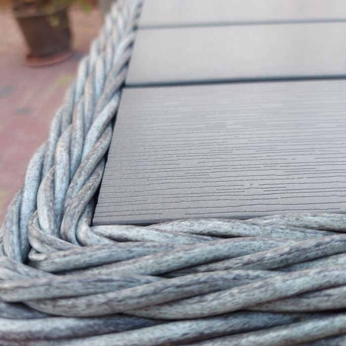 Meble ogrodowe duża sofa stół i dwa fotele.