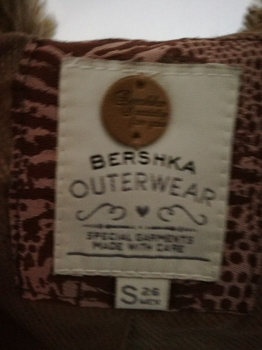 Casaco em pelo com capuz em vários tons de castanho