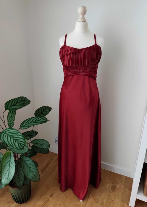 Długa elegancka wieczorowa sukienka na ramiączkach maxi bordowa S/M