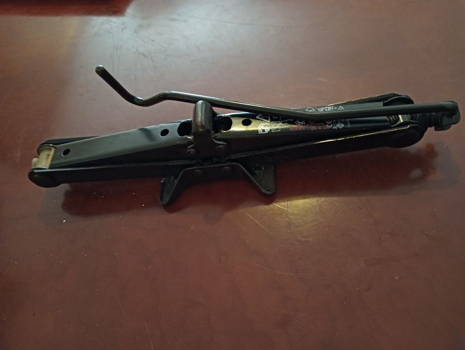 Macaco de automóvel*