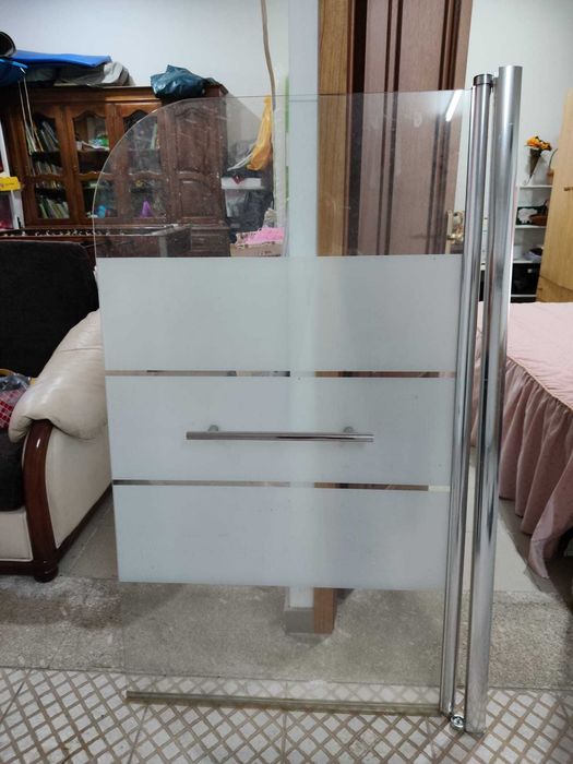 Resguardo de banheira em vidro e inox