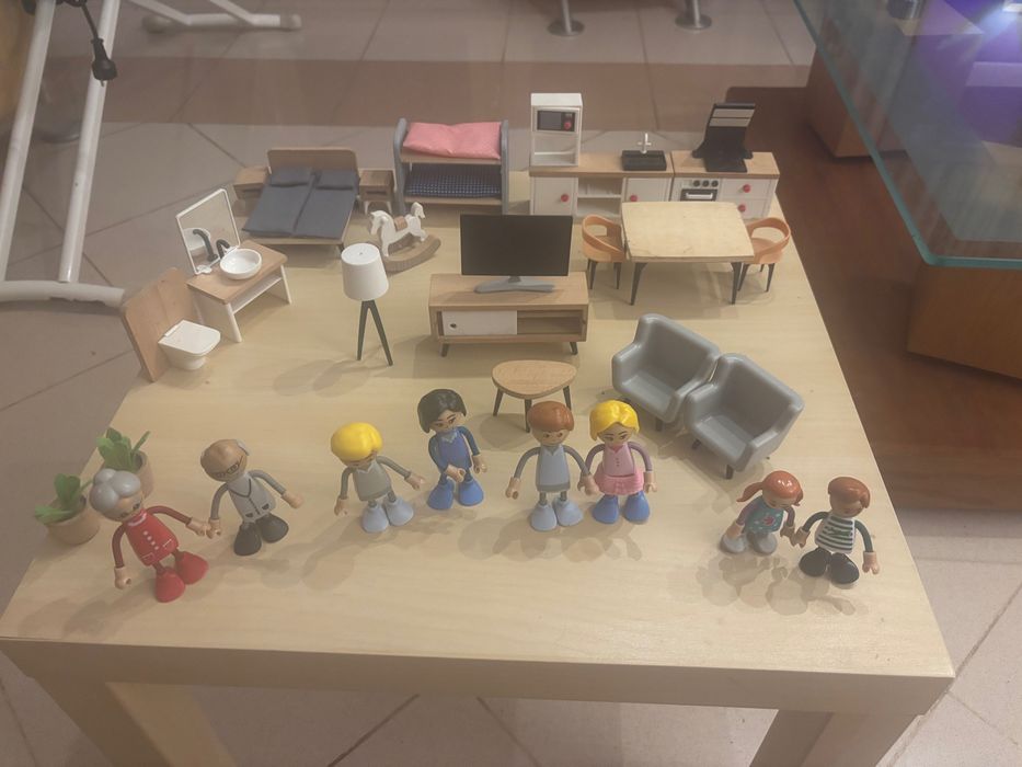 6 bonecos + ‘mobiliário de casa de brincar