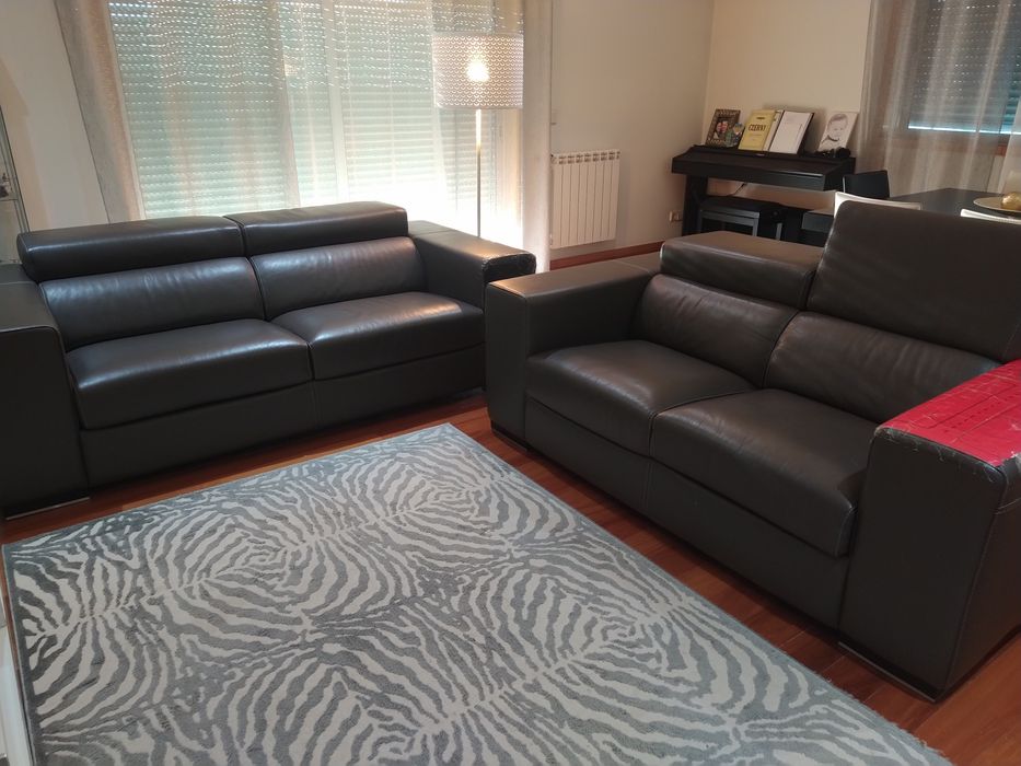 2  Sofás em pele genuína + mobília de sala
