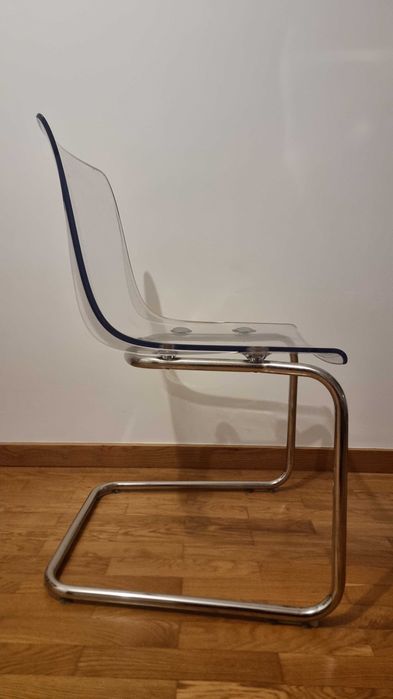 Cadeira em acrílico e metal lacado.