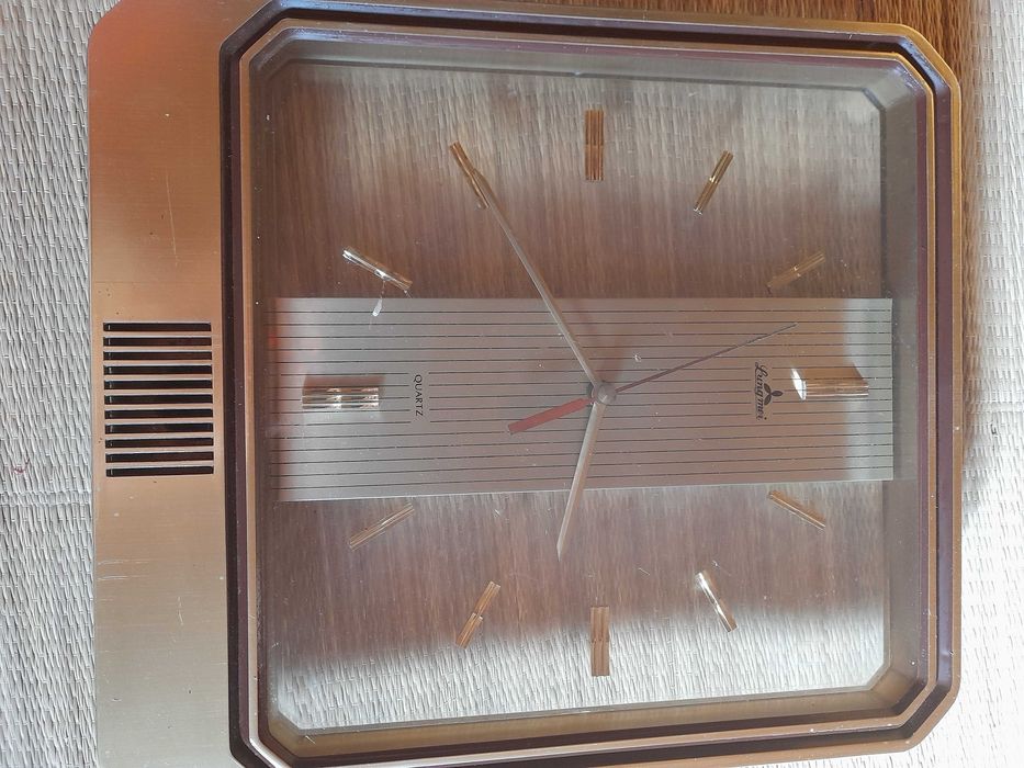 Relógio  antigo de parede Quartz