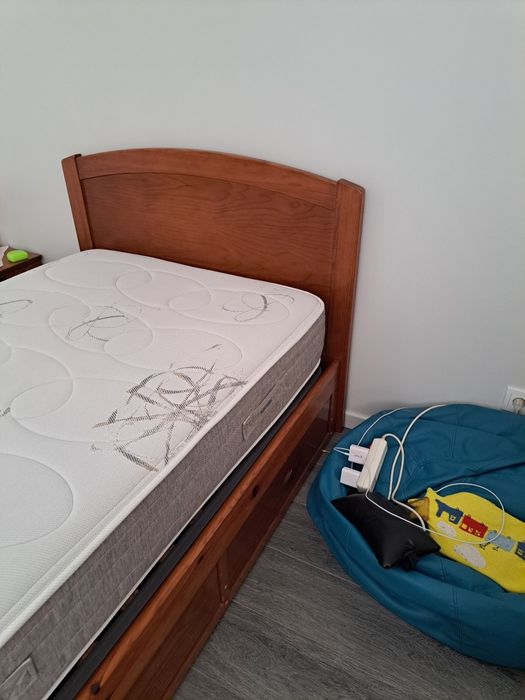 Vende-se cama de solteiro com colchão