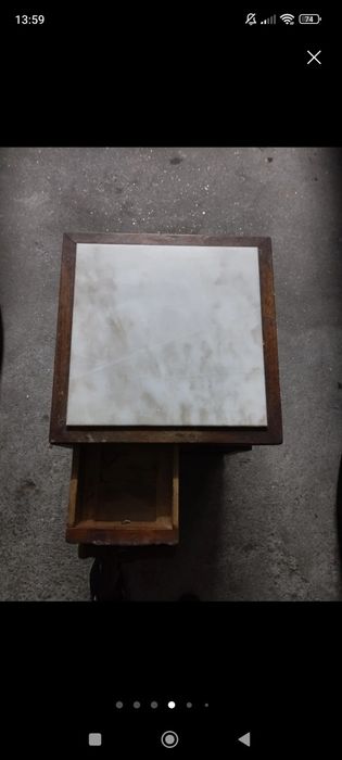 Mesa de cabeceira antiga, tampo de pedra branca