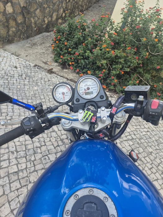 Suzuki SV650 — 2000 — 41.000 km — limitada a 25 kW no livrete