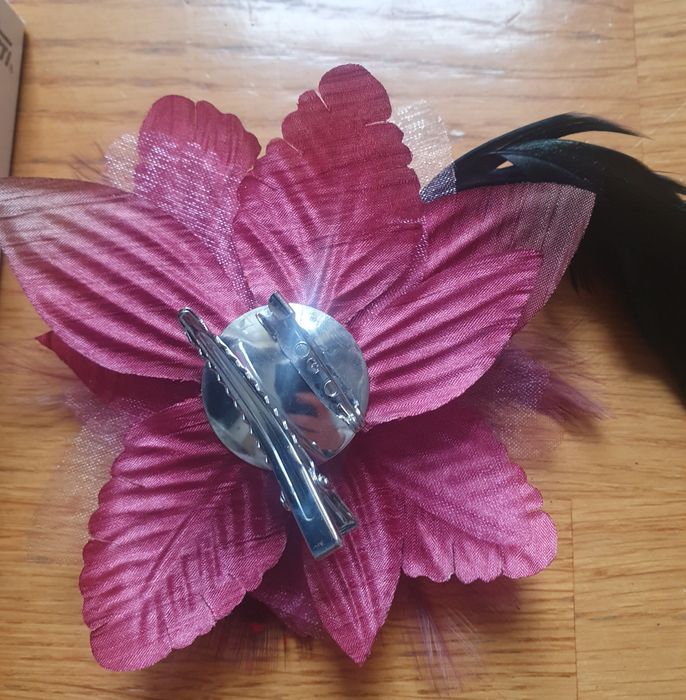 Fascynator lub broszka z kwiatem  burgundowy