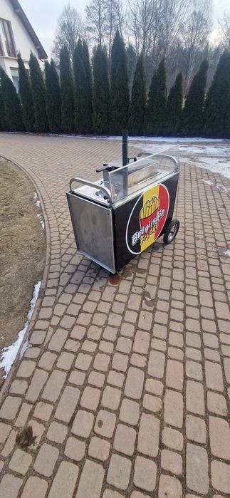 Mobilny wózek  gastronomiczny z frytkownica.