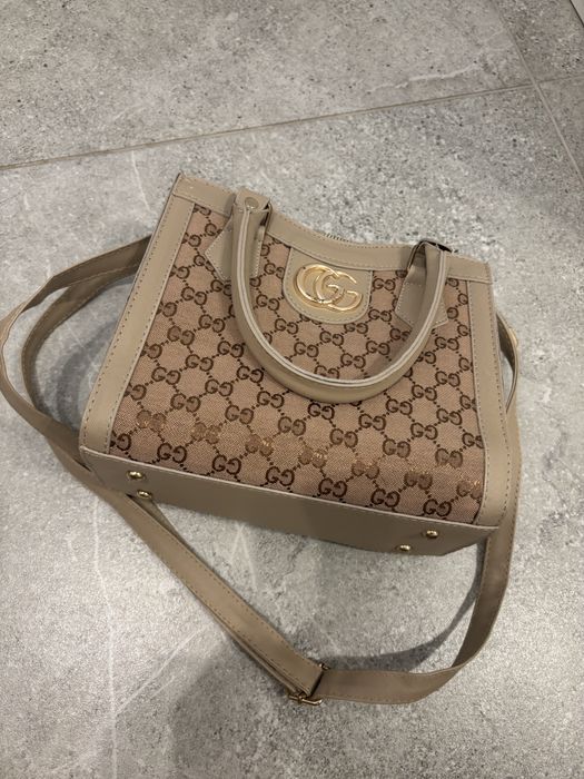 Beżowa torebka ze złotymi akcentami