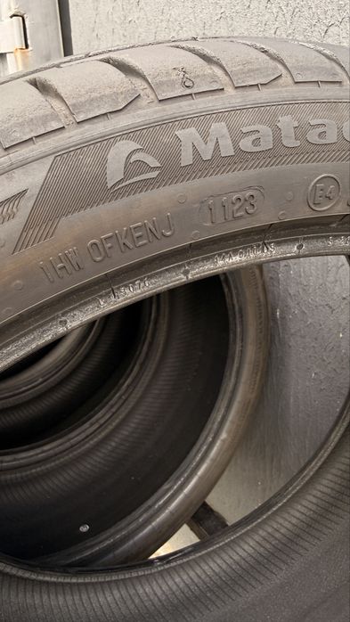 Б/У Шини літні 235/40 r19 23 рік 7,5-8мм залишок