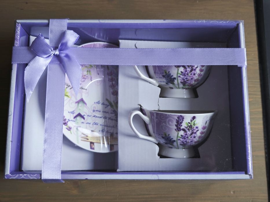 Zestaw dwóch filiżanek ze spodkami motyw lawendy ozdobne pudełko