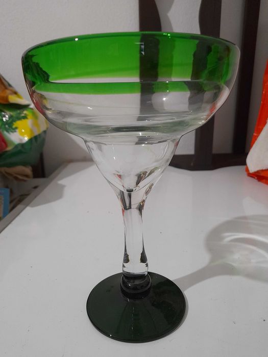 Cálice grande de vidro.