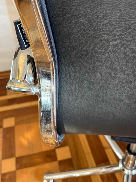 Cadeira Escritório Staples – Estilo vintage Eames EA119 – 8 Unidades Disponíveis