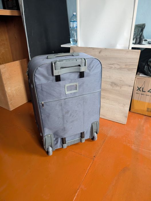 Продам валізу на колесах