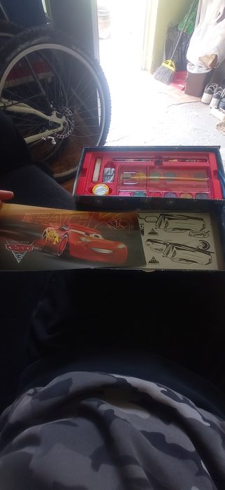 Vendo mala de pintura com desenhos do Faísca McQueen