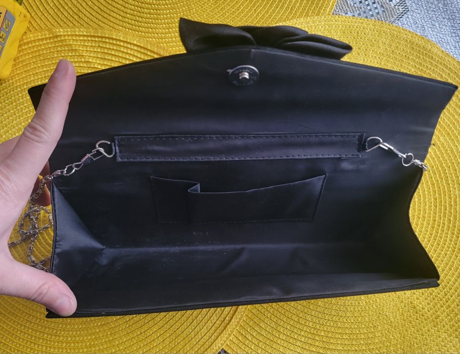 Czarna torebka wieczorowa satynowa kopertówka