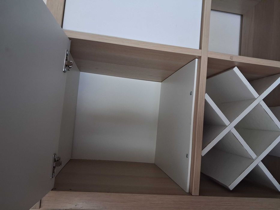 Aparador Ikea com garrafeiras