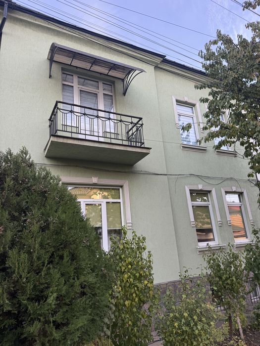 Здається трехкімнатна квартира з гаражем в особняку вул.О Гончара