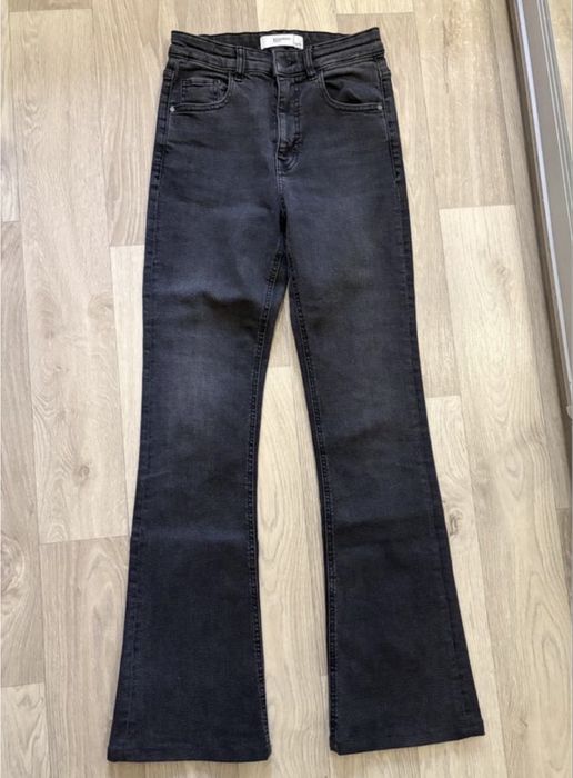 Трендовые джинсы клеш - reserved