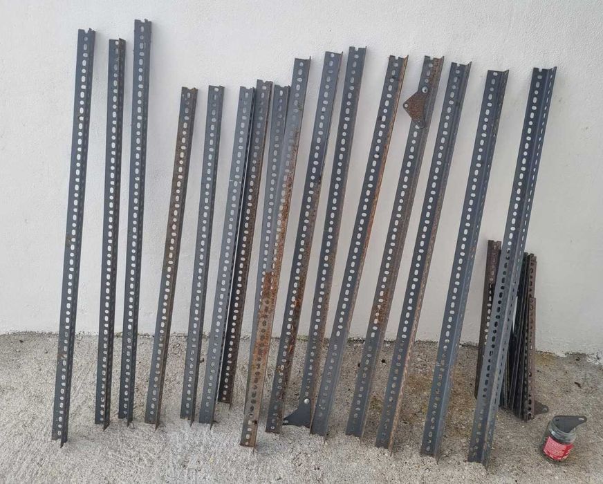 Conjunto de postes angulares de metal