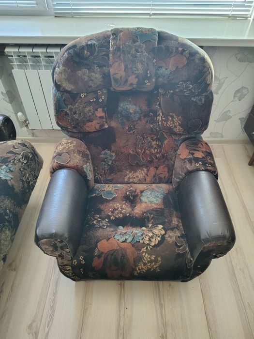 Продам диван та два крісла