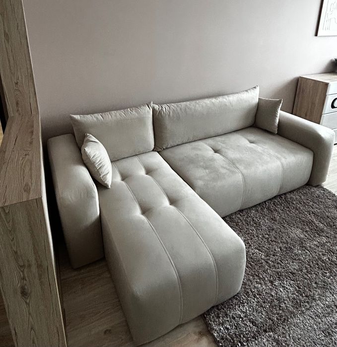 Beżowy narożnik z funkcją spania