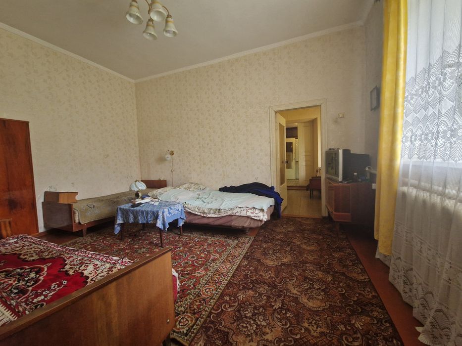 Продам 2к квартиру з окремим виходом + 7 соток землі  м.Кагарлик