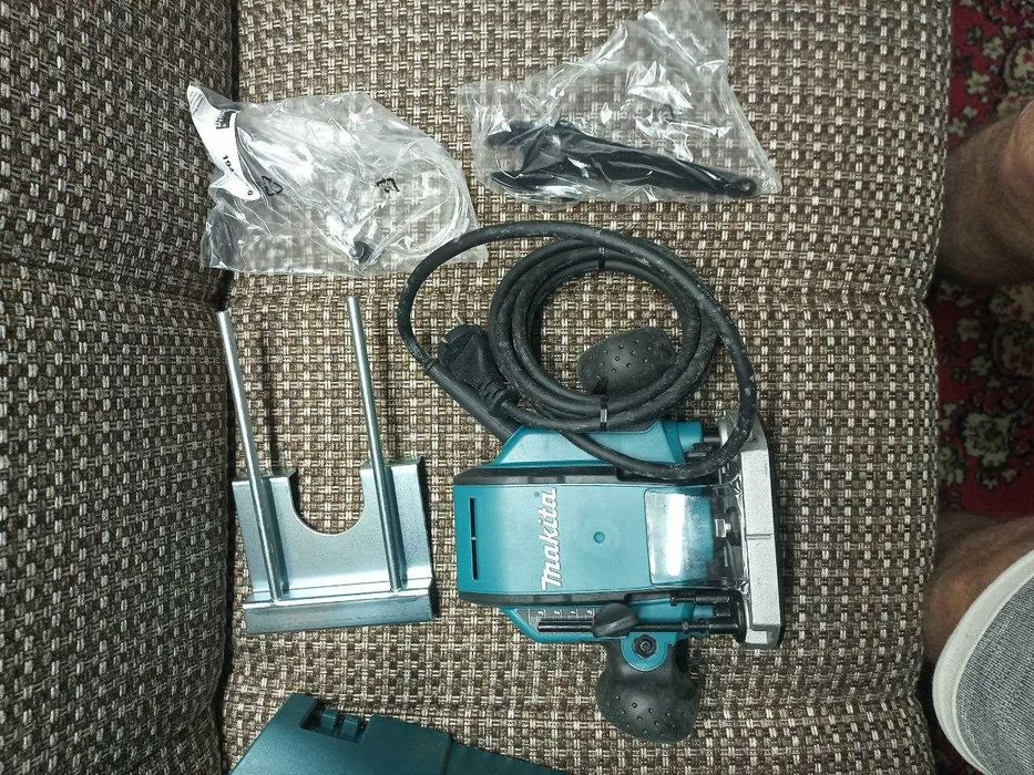 Ручной фрейзер Makita PR 0900