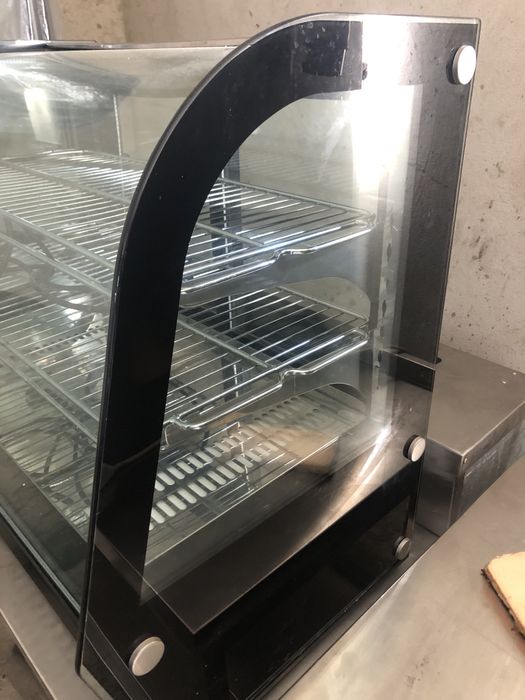 Кондитерська вітрина