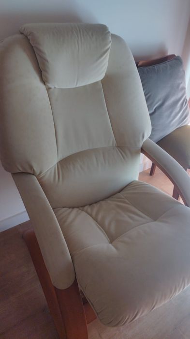 Cadeirão com algumas manchas de humidade